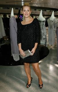 Elisha Cuthbert feet photo thumbnail