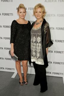 Elisha Cuthbert feet photo thumbnail
