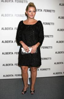 Elisha Cuthbert feet photo thumbnail
