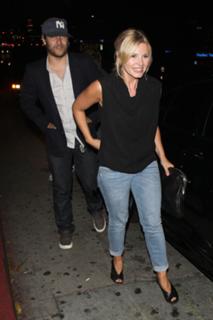 Elisha Cuthbert feet photo thumbnail