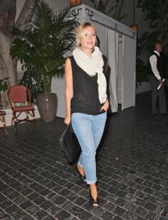 Elisha Cuthbert feet photo thumbnail