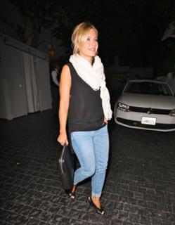 Elisha Cuthbert feet photo thumbnail