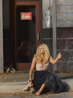 Elisha Cuthbert feet photo thumbnail