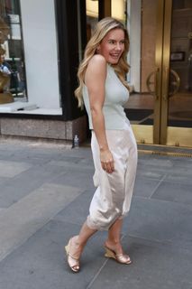 Elisha Cuthbert feet photo 2