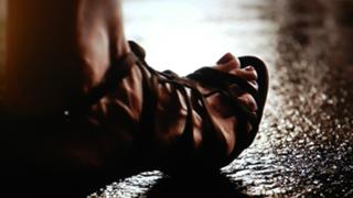 Eliza Coupe feet photo thumbnail
