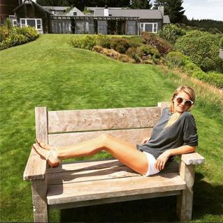 Eliza Coupe feet photo thumbnail