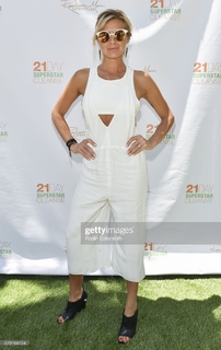 Eliza Coupe feet photo thumbnail