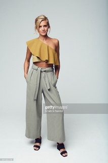 Eliza Coupe feet photo thumbnail