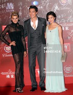 Eliza Coupe feet photo thumbnail