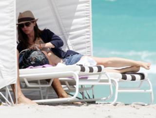 Eliza Dushku feet photo thumbnail