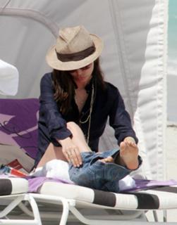 Eliza Dushku feet photo thumbnail