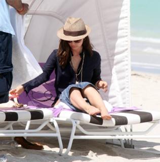 Eliza Dushku feet photo thumbnail