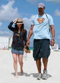 Eliza Dushku feet photo thumbnail