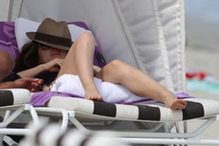 Eliza Dushku feet photo thumbnail