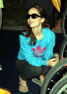 Eliza Dushku feet photo thumbnail
