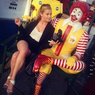 Eliza Taylor feet photo thumbnail
