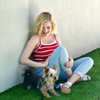 Eliza Taylor feet photo thumbnail