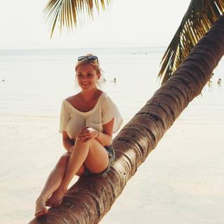Eliza Taylor feet photo thumbnail
