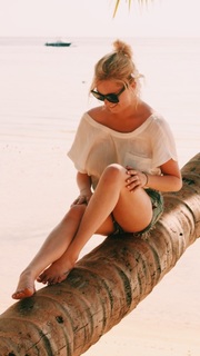 Eliza Taylor feet photo thumbnail
