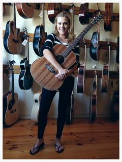 Eliza Taylor feet photo thumbnail
