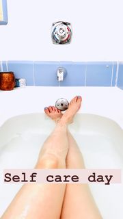 Eliza Taylor feet photo thumbnail