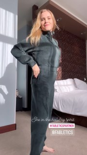 Eliza Taylor feet photo thumbnail