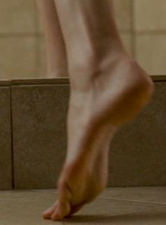 Elizabeth Banks feet photo thumbnail