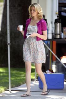 Elizabeth Banks feet photo thumbnail