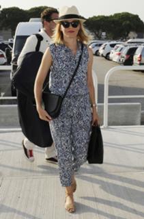 Elizabeth Banks feet photo thumbnail