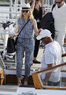 Elizabeth Banks feet photo thumbnail