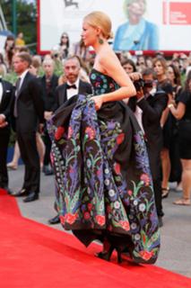 Elizabeth Banks feet photo thumbnail