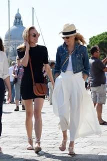 Elizabeth Banks feet photo thumbnail