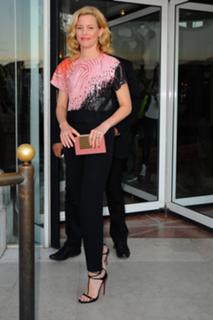 Elizabeth Banks feet photo thumbnail