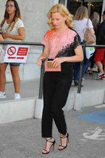 Elizabeth Banks feet photo thumbnail