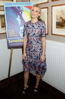 Elizabeth Banks feet photo thumbnail