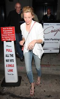 Elizabeth Banks feet photo thumbnail