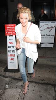 Elizabeth Banks feet photo thumbnail
