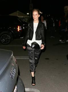 Elizabeth Banks feet photo thumbnail