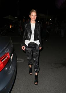 Elizabeth Banks feet photo thumbnail