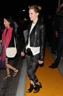 Elizabeth Banks feet photo thumbnail