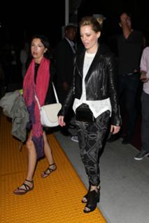 Elizabeth Banks feet photo thumbnail