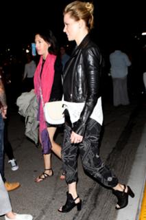 Elizabeth Banks feet photo thumbnail