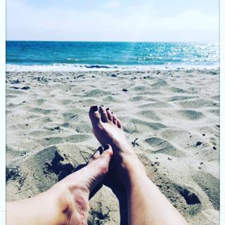 Elizabeth Banks feet photo thumbnail
