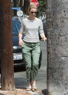 Elizabeth Banks feet photo thumbnail