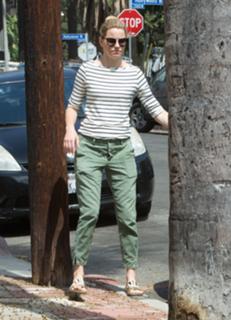 Elizabeth Banks feet photo thumbnail