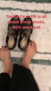 Elizabeth Banks feet photo thumbnail