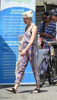 Elizabeth Banks feet photo thumbnail
