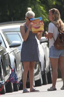Elizabeth Banks feet photo thumbnail