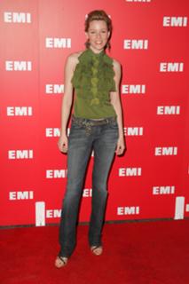 Elizabeth Banks feet photo thumbnail
