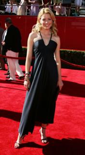 Elizabeth Banks feet photo thumbnail
